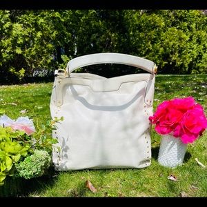 This is an authentic Beautiful Michael Kors Bag. It’s in excellent condition🌸